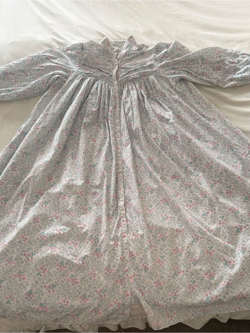 Vintage Eileen West Floral Button-Front Cotton Nightgown in Soft Pastel - Picture 4 of 8